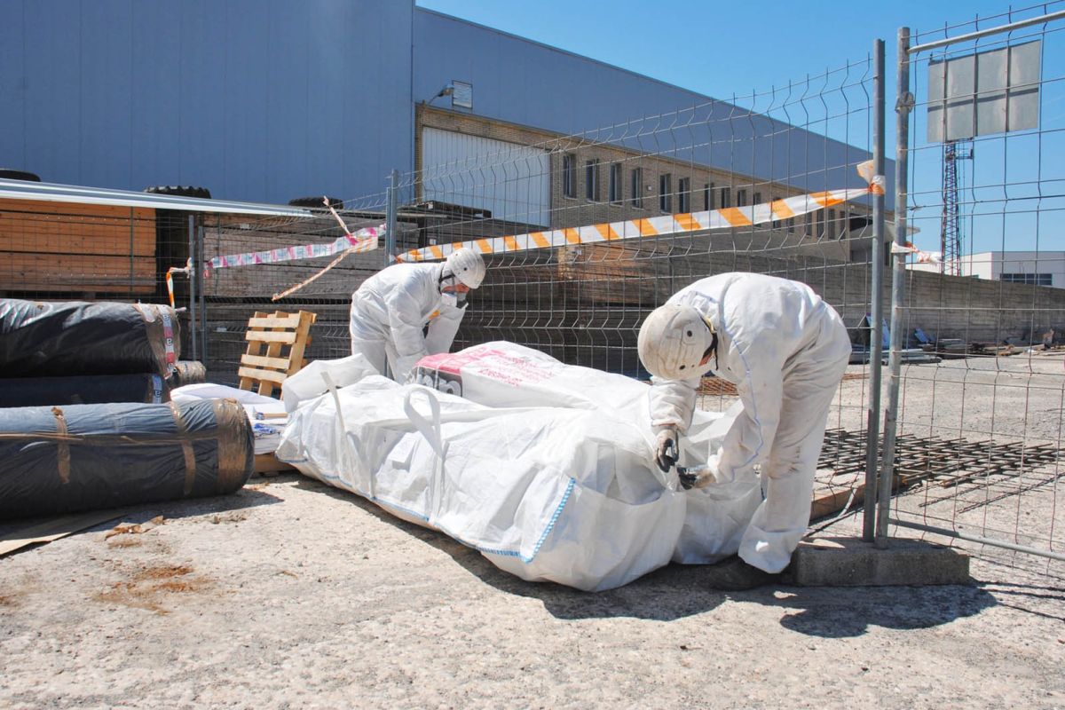 Fachgerechte Asbestentsorgung. Foto: Ecology/fotolia.com